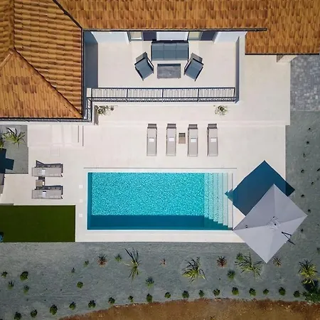 Villa Luxury Harmony With Heated Pool And Seaview