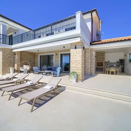 Villa Luxury Harmony With Heated Pool And Seaview
