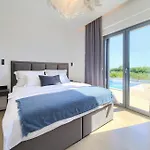 Villa Luxury Harmony With Heated Pool And Seaview