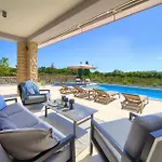 Villa Luxury Harmony With Heated Pool And Seaview