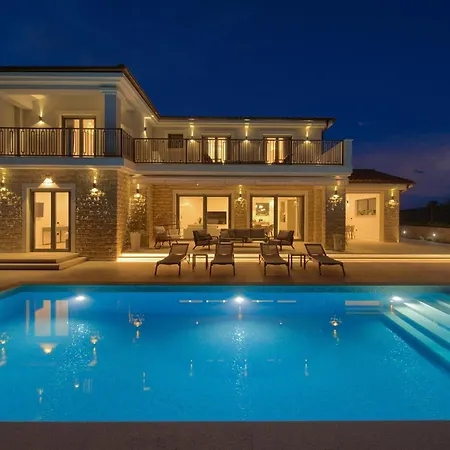 Vila Luxury Harmony With Heated Pool And Seaview