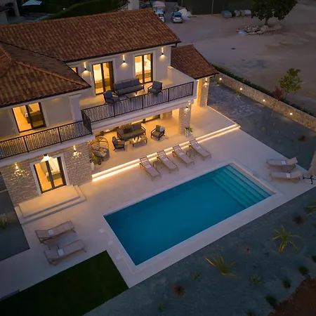 Vila Luxury Harmony With Heated Pool And Seaview