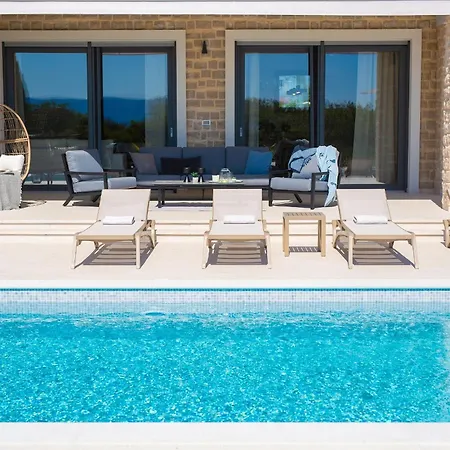 Vila Luxury Harmony With Heated Pool And Seaview *