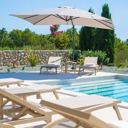 Vila Luxury Harmony With Heated Pool And Seaview *