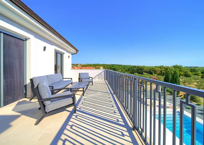 别墅 Luxury Harmony With Heated Pool And Seaview Vrh (Krk)